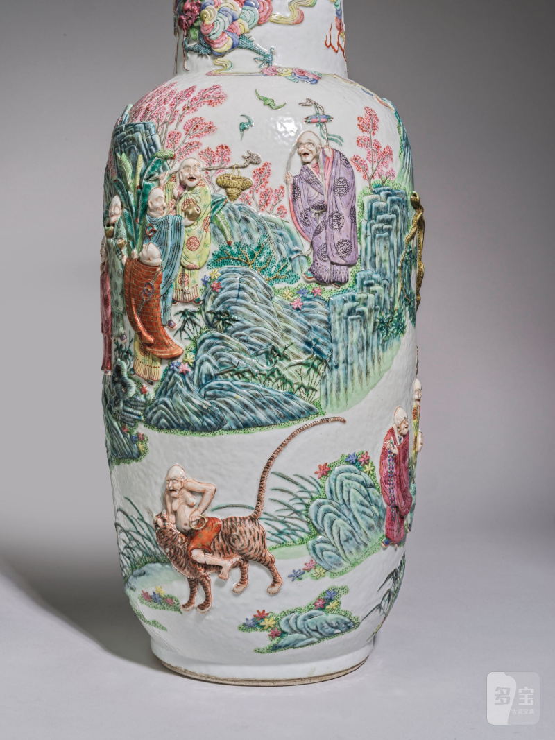 清晚期 粉彩凸雕十八羅漢棒槌瓶一對 | PAIRE DE GRANDS VASES EN PORCELAINE DE LA FAMILLE ROSE - 图4